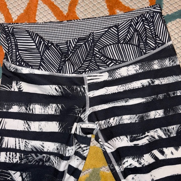 Lululemon Wunder Under Crop Leggings Black White Palm Stripe Print Size 10 - Picture 3 of 8